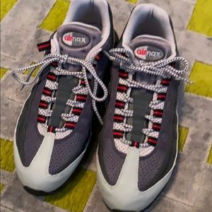 NWOT Men’s Nike size 9 Air-Max Shoes Bargain!
